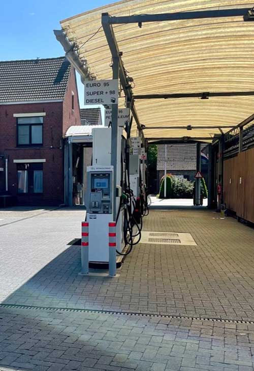 DIESEL tankstation aan de Belgisch-Nederlandse grens